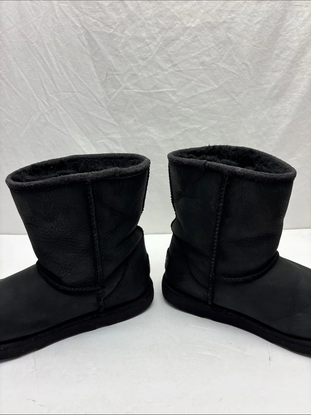 UGG Classic Short Leather Boots size 2 for little girl, box 58